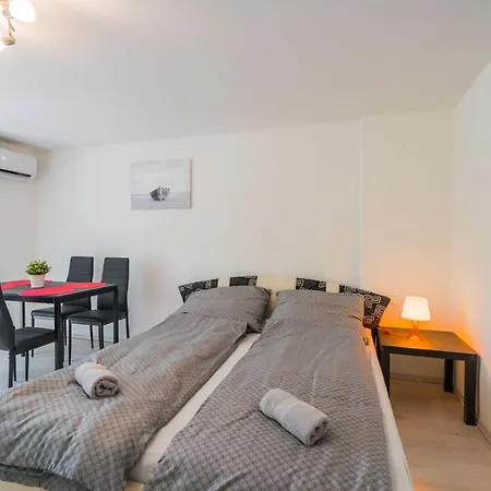 Zigzag Apartment *